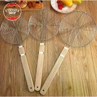 ราคา zh ♒UTENSILS 20/24/28/32ซม กระชอนสแตนเลสตักของทอด ด้ามไม้ กระชอนตักของทอด ตักอาหาร อย่างดี☼ (1731286337175848109)