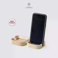 ราคา พร้อมส่งจากไทย Pana Objects BILLY: Phone stand แท่นวางมือถือ ไม้บีช (1732161267443534019)