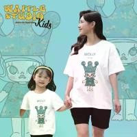 ราคา [ส่งฟรี ] เสื้อครอบครัว เสื้อยืดโอเวอร์ไซส์ เสื้อคู่แม่ลูก ชุดครอบครัว ชุดพ่อแม่ลูก Cotton 100% WAFFLE STUDIO ขายร้อน (1731736619106141898)