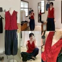 ราคา set 2 pcs. เสื้อคอวีแขนกุด แต่งระบาย ติดกระดุมหน้า โทนสีแดง มาพร้อมกางเกงยีนส์ขายาว ทรงขากระบอก ผ้าไม่หนามาก สวมใส่สบาย มียางยืดด้านหลังค่ะ (1732168579765798921)