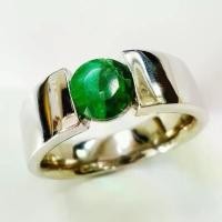 ราคา แหวนมรกตสองสี รุ่น Emerald two tone Bezel Titan Ring เงินแท้925 เซอร์ AGA (1732311897821317010)