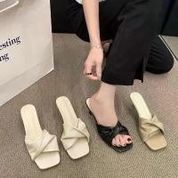 ราคา รองเท้าส้นสูง สไตล์เรียบหรู ดูแพง แบรนด์ดี รองเท้าแตะใส่ทำงานสำหรับผู้หญิง เหมาะสำหรับฤดูร้อน สามารถสวมใส่กลางแจ้ง อินเทอร์เน็ตคนดัง สไตล์ฝรั่งเศส ส้นกริชหรูหรา รองเท้าแตะส้นกลาง (1731956784260220710)