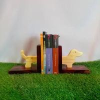 ราคา ฉากกั้นหนังสือ THE DOG ที่กั้นหนังสือ ฐานไม้วินเทจ ลายสุนัขน่ารัก (1729426714591529150)