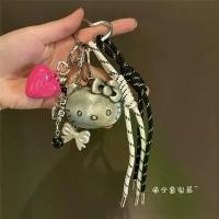 ราคา Meow Ning Sauce, พวงกุญแจรถบุคลิกภาพแมว KT สีเงิน, จี้ห้อยกระเป๋า, สายคล้องคอทอคู่ Miu Series, เสน่ห์กระเป๋า, เปิดตัวในปี 2025 (1732097904643115105)