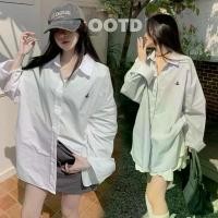 ราคา CHILI#เสื้อแฟชั่นผู้หญิง เสื้อเชิ้ตแขนยาว เสื้อ Polo เสื้อคลุมเกาหลีทรงหลวมปักลายกระต่าย แถวเดียวและหลายปุ่ม 2 สีพาสเทล#W409 (1730431210349168824)