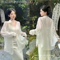 ราคา Peachy pie สไตล์จีน เปิดหลัง กันแดด เสื้อเชิ้ต ผู้หญิง ฤดูร้อน ผ้ามุ้ง ผ้าเชียวนอน ไหมน้ำแข็ง เสื้อคาร์ดิแกนเชิ้ต กระดุมปัก ผ่าช่อ ด้านหลัง เสื้อตัวยาวปานกลาง W239 (1732296461763249664)