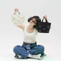 ราคา HOMELAND - กระเป๋าถือผ้า canvas ลายกระจาย มีฐานรองทรงและแม่เหล็ก (Small) สีครีม / สีดำ สไตล์ วินเทจ bag that works brandname แท้ พิกัด สวยๆ (1732400538329450191)