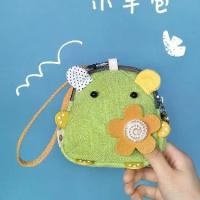 ราคา กระเป๋าใส่เหรียญกระรอก สไตล์ใหม่ แพทช์สามสี กระเป๋าคลัทช์น่ารัก Niche สามารถใช้เป็นที่ใส่บัตร กระเป๋าใบเล็ก มัลติเลเยอร์ ขนาดกะทัดรัดระดับไฮเอนด์ 2025 กระเป๋า สตางค์ เรียก ทรัพย์ (1732545628585887086)