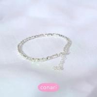 ราคา สร้อยข้อมือสีเงินวิบวับ ดีไซน์ลูกปัดสี่เหลี่ยม กำไลข้อมือโรเดียม | Conari Cube Chain (1732325883770537282)