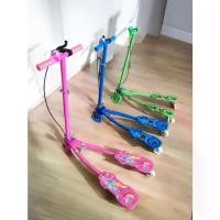 ราคา [พร้อมส่ง] สกู๊ตเตอร์ขาแยก สกุ๊ตเตอร์ขาถ่าง ล้อมีไฟ มีเบรคมือ Scooter 3 Wheel Swing (1732533425796188055)