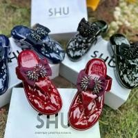 ราคา SHU SOFASHOES SWEETCHIC GLOSSY ALL ไซร์พิเศษ รองเท้าแตะหญิง รองเท้าชูเบอรี่ (1729691186988157429)