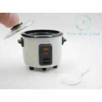 ราคา ของเล่น!!! หม้อหุงข้าวจิ๋ว (ความสูง 4 ซม.) ชุดอุปกรณ์ครัวจิ๋ว งานพลาสติก สำหรับบ้านตุ๊กตา หม้อหุงข้าว ของจิ๋ว Dollhouse (1731916388212115453)