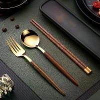 ราคา ชุดช้อนส้อม สไตล์เกาหลี ช้อนส้อม กล่องตะเกียบ ช้อนส้อม ส่วนบุคคล สีทอง ทำจากสแตนเลสและไม้ มาพร้อมกล่อง (1730766711282239860)