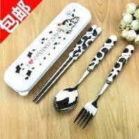 ราคา ชุดตะเกียบสแตนเลส ลายวัว สไตล์เกาหลี น่ารัก ส้อมและช้อน เหมาะสำหรับนักเรียนเกาหลี เครื่องใช้บนโต๊ะอาหารแบบพกพา ชุดสามชิ้น กล่องเดินทาง ปี 2025 ชุด ช้อนส้อม ตะเกียบ ศรีไทย ซุปเปอร์แวร์ ของ แท้ (1731750