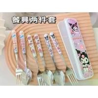 ราคา ชุดช้อนส้อมตะเกียบพร้อมกล่องเก็บ ช้อนส้อมเด็ก ช้อนส้อมสแตนเลส ช้อนส้อมพกพาลายกาตูนย์ ชุด ช้อนส้อม (1729738835579603335)