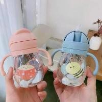 ราคา แก้วลายผึ้ง 350ml แก้วพลาสติกกันตก พร้อมหลอดดูด เหมาะสำหรับนักเรียน ขวดน้ำลูกแรงโน้มถ่วง มีหูหิ้ว แก้วน้ำ (1732457687867622543)
