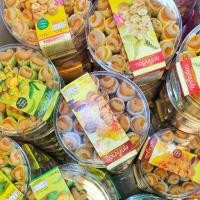 ราคา จัดส่งในกรุงเทพฯ คุกกี้สิงคโปร์ มีให้เลือกหลายรส คุกกี้ หอม หวาน อร่อย ขนาด 220 กรัม และขนมกลีบลำดวน 190 กรัม ส่งฟรี (1732170069439055660)