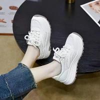 ราคา รองเท้าผ้าใบสีขาวสำหรับผู้หญิง สไตล์รองเท้าพ่อ พื้นหนา ดีไซน์แบบผูกเชือก รองเท้ากีฬาลำลอง รองเท้าไม่มีส้นไลท์วอเตอร์ ใส่สบาย เหมาะสำหรับเดินทาง พิเศษสำหรับข้อเสนอ ဘောလုံး ကန် ဖ (1732588641490142946)