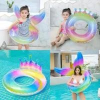 ราคา [จัดส่งทันที] พร้อมส่งห่วงยางแฟนซีเด็กและผู้ใหญ่ ว่ายน้ำ เป่าลม หางนางเงือก มงกุฎ สีรุ้ง (1732057208355849796)
