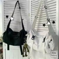 ราคา กระเป๋าสะพายผ้าแคนวาส แฟชั่นวินเทจ กระเป๋าสะพายข้าง สายปรับได้ หลายช่อง ไม่มีเข็มกลัด ไม่มีพวงกุญแจ พร้อมจัดส่ง (1732572156197373211)