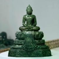 ราคา พระหยก แกะสลัก หยกเนไฟรต์ รูปทรง พระแก้วมรกต ขนาดหน้าตัก 5 นิ้ว พร้อมฐานพระแก้ว สูงรวม 13 นิ้ว นํ้าหนัก 10 กิโลกรัม พระพุทธรูป (1730108895289313949)