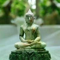 ราคา พระพุทธรูป แกะสลัก รูปทรง พระแก้วมรกต หยกพม่า หน้าตัก 5 นิ้ว พร้อมฐาน พระแก้ว สูงรวมฐาน 13 นิ้ว นํ้าหนัก 9.8 กิโลกรัม (1730622213049845791)