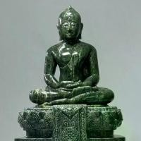 ราคา พระหยก แกะสลัก หยกเนฟไฟรต์ รูปทรง พระแก้วมรกต ขนาดหน้าตัก 5 นิ้ว พร้อมฐานพระแก้ว สูงรวม 12 นิ้ว นํ้าหนัก 10 กิโลกรัม พระพุทธรูป วัตถุมงคล (1730670604665719453)