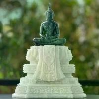 ราคา พระพุทธรูป พระแกะสลัก ปางสมาธิ รูปทรง สุโขทัย หยกพม่า เนื้อเขียว หน้าตัก 3.5 นิ้ว พร้อมฐานแกะสลัก หินขาว ความสูง องค์พระและฐาน 9.5 นิ้ว (1732143042866875037)