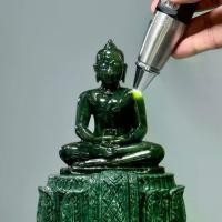 ราคา พระพุทธรูป พระแกะสลัก รูปทรง พระแก้วมรกต เนื้อหยกเนไฟรต์ ขนาดหน้าตัก 3 นิ้ว พร้อมฐานพระแก้วสูง 12 นิ้ว นํ้าหนัก 5 กิโลกรัม (1730086459776404029)