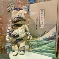 ราคา Bearbrick หมีรุนแรง, Kanagawa Surfing Van Gogh Starry Night, ตุ๊กตาแมวกาแฟ, ชุดโรงรถ, 400% (1729990837903526689)
