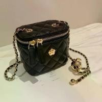 ราคา กระเป๋าทรงสี่เหลี่ยมเล็ก แฟชั่นใหม่ สไตล์ลำลอง อเนกประสงค์ ดีไซน์ผ้าคลุมดอกคามิเลีย มีสายโซ่ สำหรับผู้หญิง เหมาะสำหรับฤดูร้อน กระเป๋าสะพายข้างและกระเป๋าสะพายข้าง (1731388108131829375)