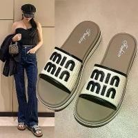 ราคา รองเท้าแตะสไลด์ชายหาดกลางแจ้งฤดูร้อน, สำหรับผู้หญิง, แฟชั่นใหม่สไตล์ชาแนล, อเนกประสงค์สำหรับใช้ในร่ม, กันลื่น, รองเท้าแตะสุดเท่, สไตล์ดาราอินเทอร์เน็ต (1731894771047106859)