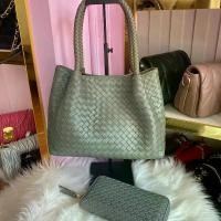 ราคา Shopping bags แบรนด์Lovera กระเป๋าหนังแกะ หูถัก งานสานทั้งใบ 36cm (1730772364654971012)