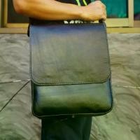 ราคา กระเป๋าสะพายหนังแท้ 100% กระเป๋าใส่เอกสาร กระเป๋าใส่กระดาษA4 สะพายข้างได้ มี 2 สี พร้อมส่ง LB06 (1730539697370925220)