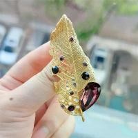 ราคา เข็มกลัดขนนกสีทอง สไตล์วินเทจย้อนยุคยุโรปและอเมริกา พลอยเทียมหลากสี เหมาะสำหรับชุดเดรส เครื่องประดับ เข็มกลัด ลวด กํา มะ หยี่ เข็มเพชร วัตถุ โบราณ เข็มกลัด นกยูง ตัว ใหญ่ (1731964993252395368)