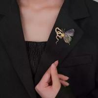 ราคา เข็มกลัดงูและผีเสื้อ สไตล์แปลกใหม่ คุณภาพระดับไฮเอนด์และหรูหรา ความรู้สึกหรูหรา ดีไซน์สวย เครื่องประดับพินประณีต เข็ม ผ่า โบราณ เข็มกลัด ลวด กํา มะ หยี่ เข็มเพชร วัตถุ โบ (1731909859777612136)