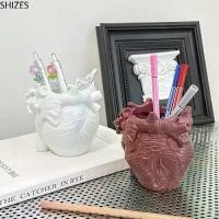 ราคา ที่ใส่ปากกา ตกแต่งเดสก์ท็อป ไวนิล รูปหัวใจ ศิลปะ SHIZES จำลอง อเนกประสงค์ ภาชนะใส่ดินสอรูปหัวใจ ทนทาน เครื่องเขียน ที่ใส่ดินสอตั้งโต๊ะ ของตกแต่งบ้าน อุปกรณ์ศิลปะ (1732626518854895270)