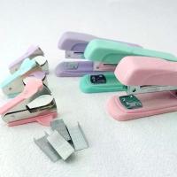 ราคา เครื่องเย็บกระดาษ ที่ถอดลวดเย็บกระดาษ และชุดลวดเย็บกระดาษ เครื่องเย็บกระดาษเดสก์ท็อปที่มีประโยชน์และมีสไตล์ เหมาะสำหรับใช้ในบ้านและที่ทำงาน (1732531107572910042)