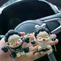ราคา น้ำหอมรถยนต์ เครื่องประดับช่องระบายอากาศ ตุ๊กตาหอมน่ารัก น้ำหอมปรับอากาศติดทนนาน หินหอม สำหรับรถยนต์ของผู้หญิง อโรมาเธอราพี Car รถจักร (1731325686172584372)