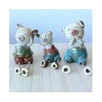 ราคา ของแต่งบ้าน ตกแต่งบ้าน แต่งสวน ตุ๊กตาเซรามิค รุ่นหมูห้อยขา 3 ตัว มินิมอล น่ารัก ตุ๊กตาหมู หมู3ตัว (1729625934057801742)