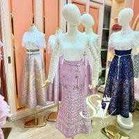 ราคา ชุดไทย sira siri เสื้อลูกไม้แขนยาว แต่งชายระบาย + ผ้าถุงสำเร็จรูปทรงหางปลา (1731427201861650197)