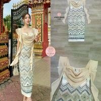 ราคา ชุดไทย Maxi Dress พิมพ์ลายดีไซน์ตัดต่อผ้าแต่งระบาย หน้าอกเสริมฟองน้ำจัดทรงสวย ชายกระโปรงด้านหลังผ่า เนื้อผ้าดี๊ดีมีTexture งานมีซับใน สวมใส่แบบซิปด้านหลัง สอดแทรกดีเทลความสวยหวาน (1731744948661618603)