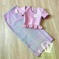 ราคา ชุดไทย Sira Siri เสื้อผ้าไหมสีกะปิ แขนสั้น คอวี แต่งชายระบาย มาพร้อมกับผ้าถุงสำเร็จรูป ซิปหลัง เกรดพรีเมี่ยมอัดกาว เนื้อผ้าฝ้ายทอลาย ใส่คู่กันน่ารักๆ (1729614974218898301)