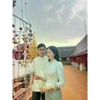 ราคา Z45เสื้อคอจีนอัดกาวแขนยาวปลายแขนผ้าทอลายสีเทา เสื้อผู้ชายคอจีนอัดกาวแต่งปลายผ้าทอลายสีเทา ผ้าถุงสำเร็จแหวกหน้าติดโบว์แบบเย็บติดงานซิบซ่อน ผ้าทอลายทั้งผืนอัดกาวทั้งตัว #ชุดไทย #ชุดไทยประยุกต์ (17302603