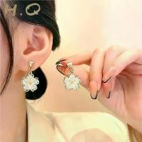 ราคา H.Q Jewelry ต่างหูดอกไม้สีขาว ต่างหูสแตนเลสแท้ ต่างหู เครื่องประดับผู้หญิง เครื่องประดับแฟชั่น ต่างหูไม่ลอกไม่ดํา ต่างหูผู้หญิงเท่ๆ จิวต่างหู (1730094221506611561)