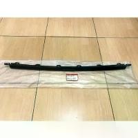 ราคา ตัวยึดกันชนหน้า JAZZ GK หน้า RS 18 แท้ Garnish / List Hitam Bawah Grill Honda Jazz 2018-2020 Genuine!!! (1732589616034055255)