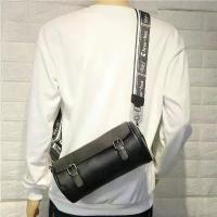 ราคา กระเป๋าสะพายไหล่ผู้ชาย ของแท้ สามกล่อง สไตล์เรโทร ลำลอง ทรงกระบอก กระเป๋าสะพายข้าง unisex กระเป๋าเป้สะพายหลัง อินเทรนด์ กระเป๋าทรงกระบอก ริบบิ้น ทำจากหนังแท้ ชั้นแรกจากหนังวัว (1731423151437481758)