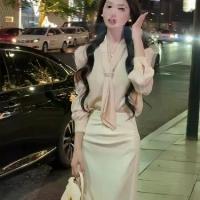 ราคา เสื้อเชิ้ตคอวีผู้หญิง ดีไซน์เรียบหรู สไตล์ฝรั่งเศส กระดุมมุก ริบบิ้น ผ้าซาติน เหมาะสำหรับฤดูใบไม้ผลิและฤดูใบไม้ร่วง สไตล์พร็อพ ปี 2025 (1732699132145665905)