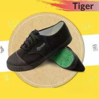 ราคา [จัดส่งทันที] รองเท้านักเรียนเด็ก รองเท้าผ้าใบ นักเรียนชาย Tiger ไทเกอร์ รุ่นยอดฮิต! ทนทาน นักเรียนผ้าใบหญิง สีดำ/ขาว/น้ำตาล สินค้าพร้อมส่ง (1731921224832812451)