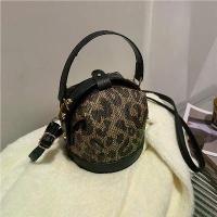 ราคา กระเป๋าสะพายข้าง ขนาดเล็ก พิมพ์ลายเสือดาว สไตล์เรโทร ทันสมัย อินเทรนด์ เรียบง่าย พกพาสะดวก กระเป๋าทรงกลม หนัง PU ผ้าแคนวาส ธรรมดา ลายดอกไม้ ลายทาง ลายจุด มีสีดำ น้ำตาล สีกรมท่า 2 (1731680318732142256)